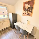 Monteurhaus Mit Zwei In Bremen-mitte, Parkplatz & Wlan Апартаменти Бремен